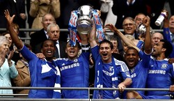Terry dan Lampard mengangkat trofi Piala FA. Reuters/Eddie Keogh.