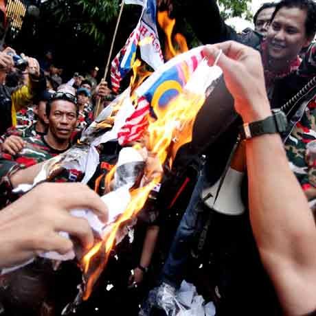 Demo Kedubes Malaysia, Laskar Merah Putih Bakar Replika Bendera Malaysia