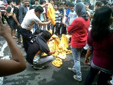 Protes Pemecatan 11 Pengurus, Kader Golkar Medan Bakar Atribut Partai