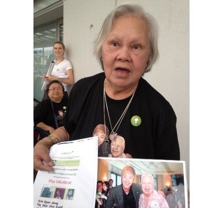 Nge-fans, Nenek 75 Tahun Buntuti Kim Hyun Joong
