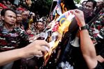 Bendera Malaysia Dibakar, Merah-Putih Berkibar
