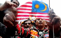 Aksi pembakaran bendera Malaysia dibiarkan polisi yang berjaga.