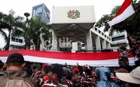 Aksi massa ini membuat kamacetan parah dari arah Mampamng Prapatan menuju Menteng karena jalur lambat ditutup total.