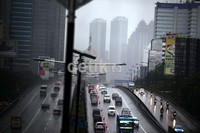Hujan deras yang mengguyur dan kabut yang menebal terlihat di tol dalam kota, Jalan Jenderal Gatot Subroto, Jakarta.