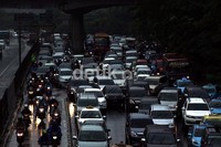 Di beberapa wilayah Jakarta tampak terlihat gelap gulita akibat mendung dan hujan deras yang mengguyur.