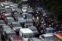 Hujan deras yang mengguyur dari pagi hari, tidak menyurutkan warga Jabotabek untuk tetap bekerja dan beraktifitas.