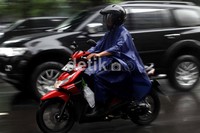 Para pemotor harap berhati-hati saat menggunakan jas hujan jenis ini. Pasalnya ujung jas hujan ini berpontensi tersangkut.