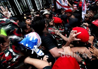 Blokir Jalan dan Ricuh Warnai Demo Malaysia