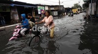 Hujan yang mengguyur Jakarta seharian mengakibatkan banyaknya genangan air.