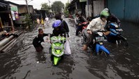 Akibat nekat menerobos genangan air, sejumlah sepeda motor mogok.