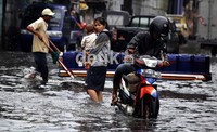 Buruknya saluran pembuangan air, menjadi penyebab genangan ini.