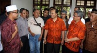 Hidayat-Didik berdialog dengan para pedagang. (dok Humas PKS)