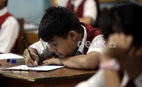 Sedikitnya 4 juta siswa SD kelas 6 sedang mengikuti UN. Direktur Pembinaan SD Kemdikbud, Ibrahim Bafadal berharap 100 persen siswa SD lulus ujian.