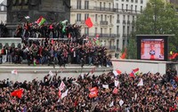 Para pendukung Hollande menyaksikan pidato kemenangan presiden baru tersebut di lapangan Bastille. Mereka merayakan kemanangan pemimpin sosialis tersebut. (Foto:  Bridget Green/Getty Images)