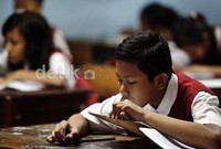 Bagi yang mendukung program UN, UN diharapkan menjadi salah satu parameter keberhasilan pendidikan.