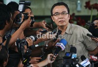 Jeffrey Manuel Rawis memberikan keterangan pers seusai diperiksa olehpenyidik Komisi Pemberantasan Korupsi (KPK) di Jalan Rasuna Said, Kuningan, Jakarta Selatan, Senin (7/5/2012). Ramses/detikcom.