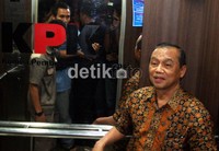 Busyro Muqoddas menjawab pertanyaan wartawan seusai jumpa pers. Ramses/detikcom.