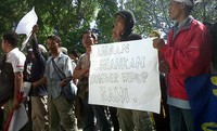 Dengan membawa spanduk kecaman, warga mendesak DPRD Sumut mengeluarkan kebijakan tegas terhadap Balai Besar Taman Nasional Gunung Leuser (BB TNGL) yang dinilai sewenang-wenang terhadap warga.