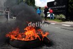Aksi Bakar Ban di PTPN XIV Makassar