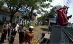 Aksi Bakar Ban di PTPN XIV Makassar