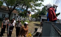 Mahasiswa terlibat cekcot dengan petugas kepolisian, saat mahasiswa berusaha memanjat pagar kantor.