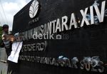 Aksi Bakar Ban di PTPN XIV Makassar