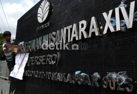 Mahasiswa berupaya merusak papan nama kantor PTPN.
