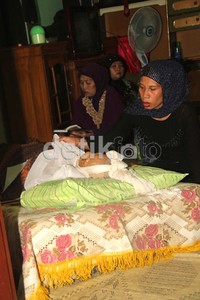 Keluarga nampak sangat berduka atas kepergian seniman asal Betawi itu. Menurut keluarga, dokter mengatakan pelawak berusia sekitar 95 tahun itu meninggal akibat komplikasi penyakit yang dideritanya seperti sesak nafas, gula dan paru. Komario Bahar/detikHot.