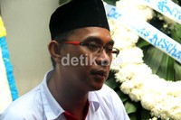 Banyak komedian yang juga sahabat Haji Bodong datang melayat ke rumah duka. Di antaranya Haji Bolot, Malih Tong Tong dan Derry. Komario Bahar/detikHot.