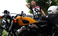 Anang mengendarai Harley Davidsonnya berwarna kuning hitam. Ia mengaku nyaman saat berkendara dengan motor gedenya ketimbang naik mobil saat berjalan-jalan di Jakarta.