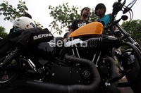 Dua orang pemuda penjaga makam TPU Jeruk Purut sedang asyik memandang dan menikmati Moge milik Anang.