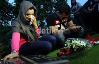 Didampingi kekasih dan calon suami Anang Hermansyah, ia berdoa bersama.