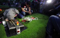 Ia pun tak segan mencium pusara sang Ayah.