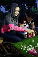 Ziarah Bareng Anang, Ashanty Menangis di Pusara Ayah