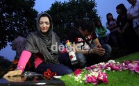 Rekan duet yang sesaat lagi menjadi istri dari Anang itu menaburkan bunga ke makam sang ayah.