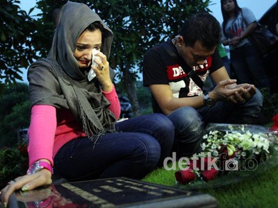 Ziarah Bareng Anang, Ashanty Menangis di Pusara Ayah