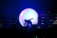 Hyun Joong muncul dari sebuah bola raksasa di tengah panggung. (Dok. Running Into The Sun)