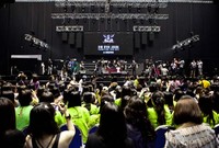 Suasana saat Hyun Joong high five dengan para fansnya. (Dok. Running Into The Sun)
