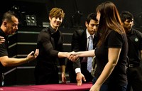 Salah seorang penonton menyalami Hyun Joong. (Dok. Running Into The Sun)