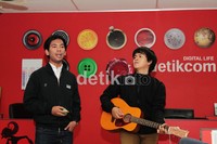 Ketika menyambangi detikcom, dMasiv langsung jadi pusat perhatian saat mereka ngamen membawakan lagu Natural dan Cinta Ini Membunuhku.