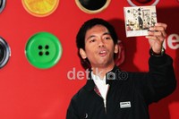 Tanpa malu-malu Rian menjual album terbarunya itu dan langsung diserbu pembeli.