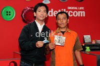 Penggemar yang membeli CD terbarunya dapat bonus tanda tangan dan foto bareng lho!