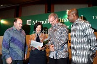 Ceo PT Asuransi Jiwa Manulife Indonesia Alan Merten (kiri), tengah berbincang-bincang, sebelum peluncuran Pro-Graduate Manulife Financial.