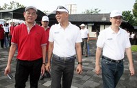 Direktur PT Bank Rakyat Indonesia (Persero) Tbk Toni Soetirto, Deputi Menteri BUMN bidang Usaha dan Jasa Parikesit Suprapto serta Direktur PT Taman Wisata Candi Borobudur, Prambanan dan Ratu Boko Purnomo Siswo Prasetyo saat peluncuran kartu Brizzi bergambar Prambanan di Yogyakarta, Sabtu (5/5/2012). (Humas BRI).