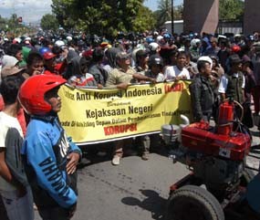 Tuntut Penuntasan Korupsi P2SEM, Ribuan Warga Labrak Kejaksaan