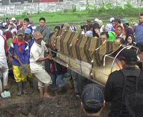 4 Jenazah Korban Kecelakaan Bus Terguling di Nongkojajar Dimakamkan