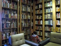 Ribuan buku berbahasa Inggris dapat Anda baca dengan gratis di sini. Anda juga bisa membeli buku di lantai 1. Di bagian atas terdapat koleksi pribadi Richard Oh, pemilik kafe sekaligus perpustakaan ini. Dari buku fiksi hingga karya sastra klasik dan ensiklopedi disusun tak berurutan di rak-rak tinggi.
