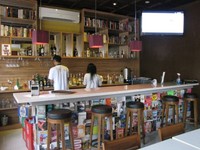 Di lantai 2 terdapat bar. Ada martini, cocktail, bir, shooter, dan flame untuk menemani Anda berbincang santai dengan kawan-kawan.