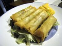Gorengan ini cocok untuk dikunyah sambil membaca buku. Lima buah Vegetable Spring Rolls berisi sayuran dan udang terasa renyah saat digigit. Lebih enak kalau dicocol dengan saus sambal, saus tomat, atau mayones.