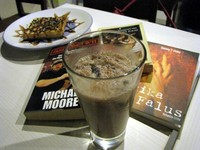 Dengan buku di tangan kanan dan segelas Iced Chocolate yang dingin dan manis di tangan kiri, rasanya suasana baca ini semakin menyenangkan. Slurp!